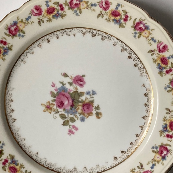 4 Vintage Gold Castle 9 1/2 inch dinner plates. Occurred Japan - Picture 2 of 4